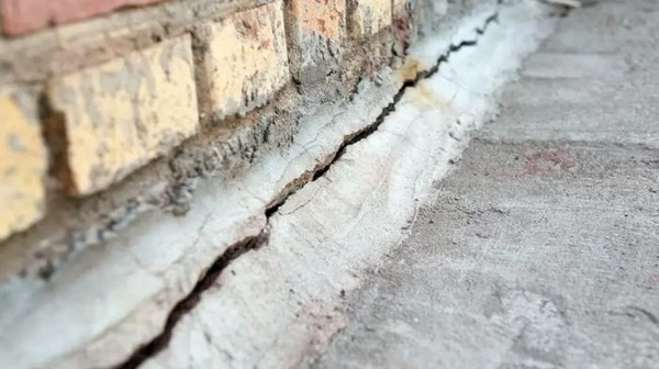 ஒரு வீட்டின் அடித்தளத்திற்கு அவசரமாக பழுது தேவை என்பதை எப்படி புரிந்துகொள்வது